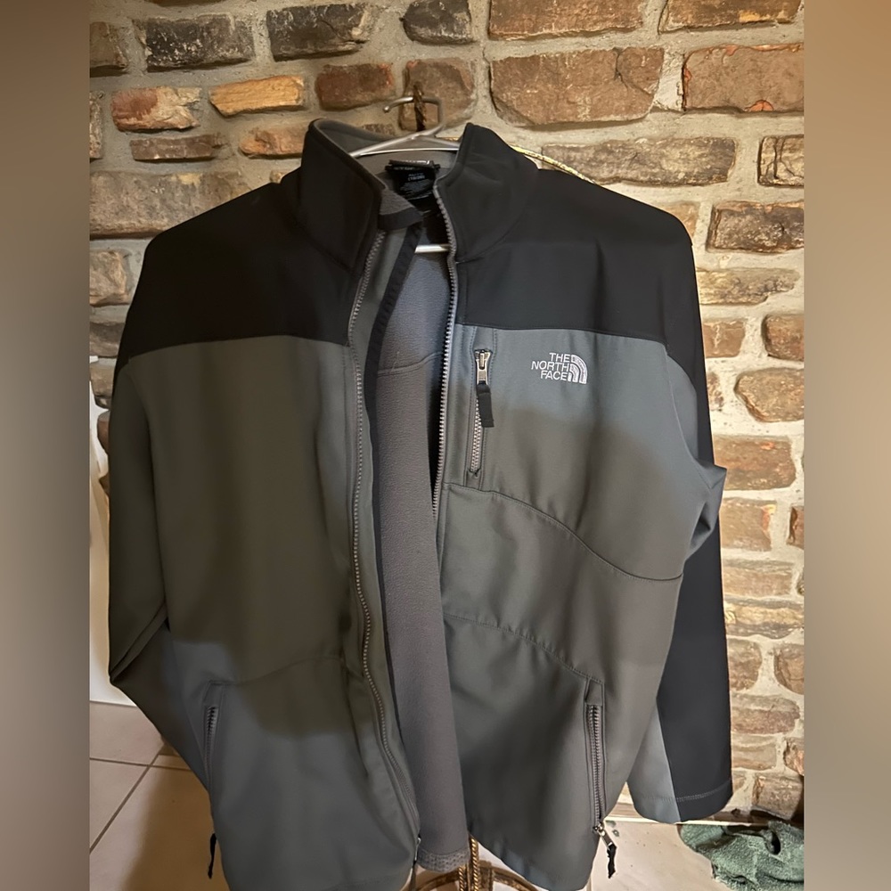 Great North face Jacket that’s in excellent shape.